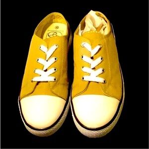 Everglades size 10 tan and white mule/slip-on sneakers with box